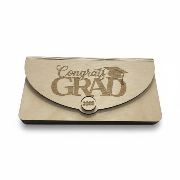 Holz-Umschlag aus Sperrholz mit gelaserter Aufschrift ‚Congrats Grad‘ und Jahreszahl